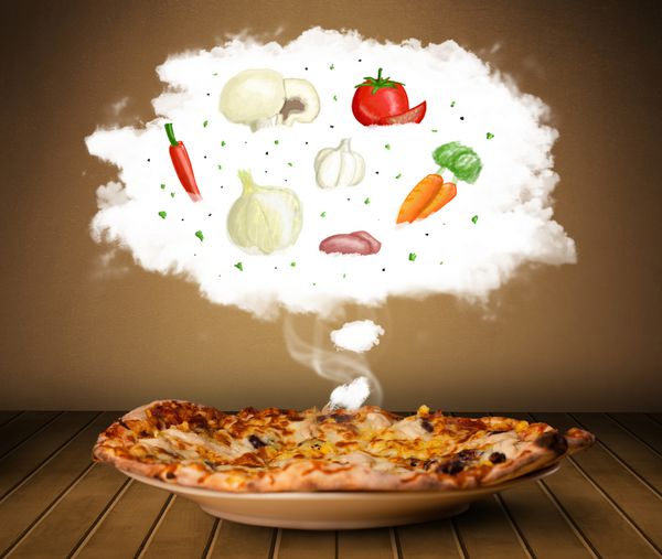 تصویر پیتزا با مواد گیاهی در ابر روی عرشه چوبی