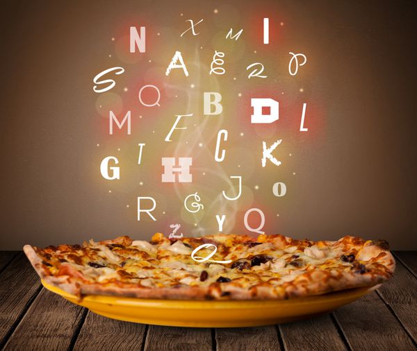 پیتزا ایتالیایی تازه با حروف رنگارنگ روی عرشه چوبی