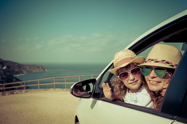 خانواده خوشبخت در ماشین مفهوم تعطیلات تابستانی