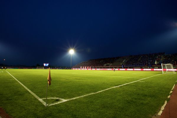 بانکوک تایلند - 23 مارس نمایی از استادیوم 72 ساله در طول لیگ برتر تایلند BEC-Tero Sasana و Chonburi FCat 72-years Anniversary Stadium در 23 مارس 2014 در تایلند