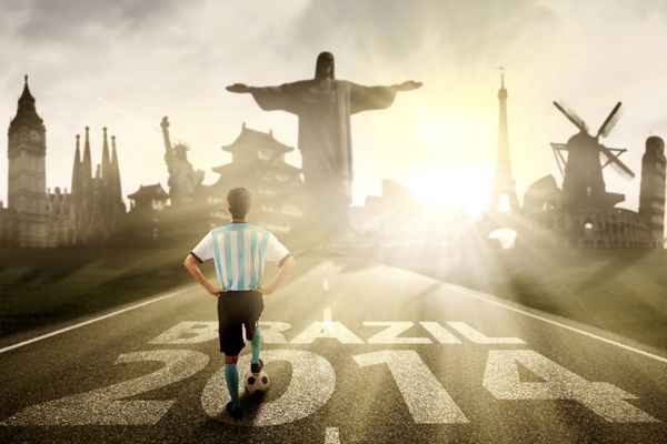 نمای پشت بازیکن فوتبال ایستاده با یک توپ فوتبال که منجر به مسابقات فوتبال در برزیل می شود