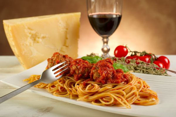 اسپاگتی با کوفته و سس گوجه فرنگی