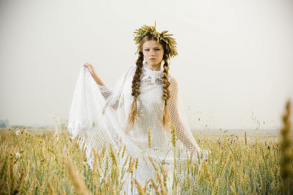 دختر بلوند زیبا در مزرعه