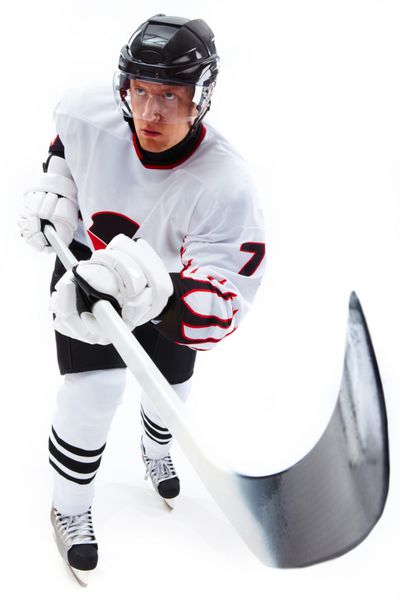 تصویر بازیکن هاکی روی یخ که چوب در دست گرفته و یخ ایستاده است