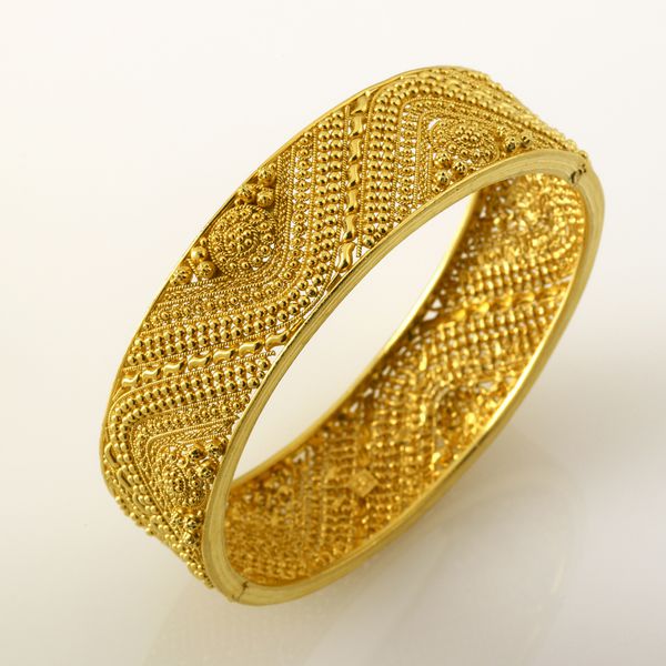 دستبند سرآستین طلا جواهرات ظریف جدا شده روی سفید