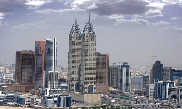 بالای شهر دبی با آخرین برج ها و ساختمان ها در نزدیکی جاده شیخ زاید
