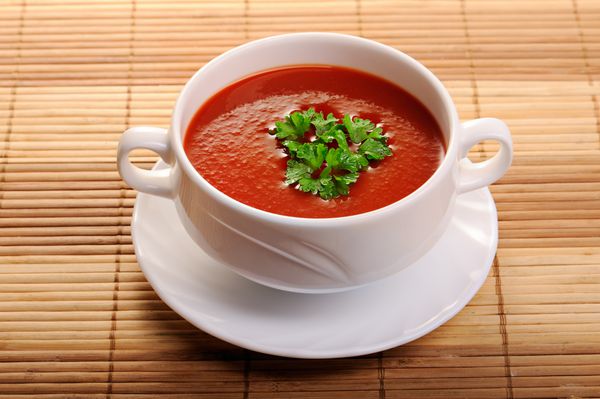 سوپ گوجه فرنگی در کاسه سرامیکی