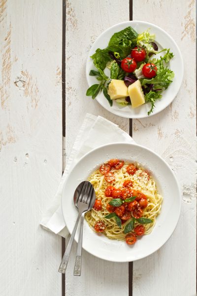 اسپاگتی با سس گوجه فرنگی در زمینه چوبی سفید