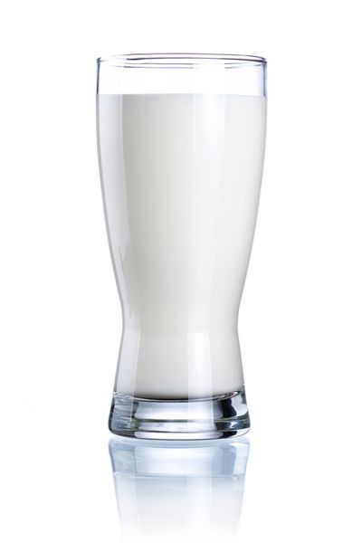 لیوان شیر تازه جدا شده در پس زمینه سفید