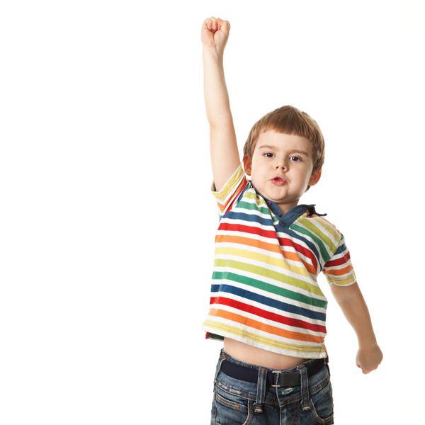 پسر بچه شاد دستش را بالا آورد جدا شده در پس زمینه سفید تیراندازی در استودیو