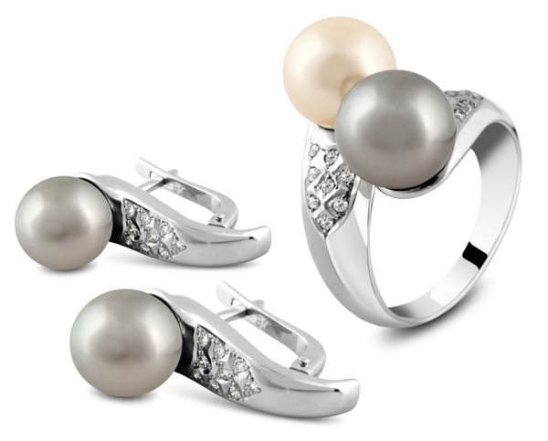 ست جواهرات با مروارید و الماس جدا شده روی سفید