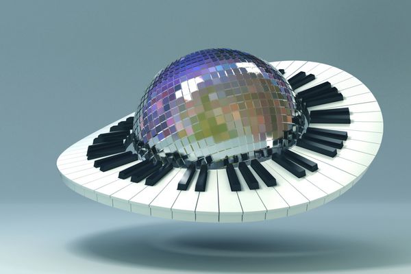 تصویر سه بعدی از کلید پیانو که در اطراف توپ آینه دیسکو می چرخد