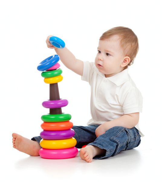 بازی کودک با اسباب بازی های آموزشی فنجانی جدا شده در زمینه سفید