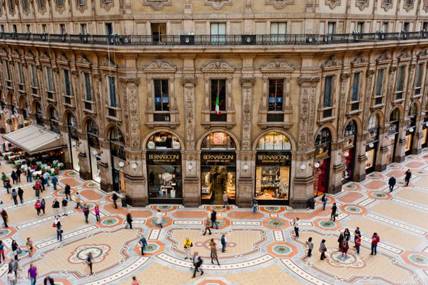 میلان ایتالیا - 2 مه نمایی منحصر به فرد از Galleria Vittorio Emanuele II از بالا در میلان در 2 مه 2012 دیده می شود این گالری که در سال 1875 ساخته شده است یکی از محبوب ترین مناطق خرید در میلان است