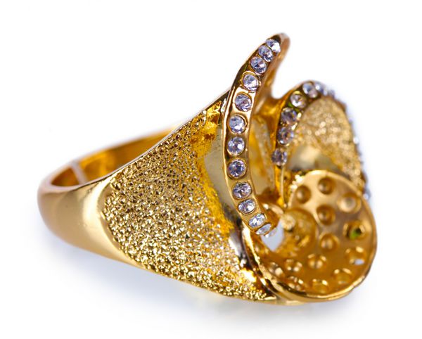 انگشتر طلای زیبا با سنگ های قیمتی جدا شده روی سفید