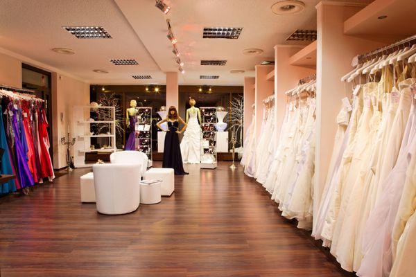 مانکن های لباس عروس و شب در مغازه عروس