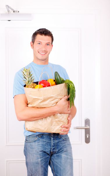 مردی با کیسه سوپر مارکت پس از خرید میوه های بهداشتی سالم