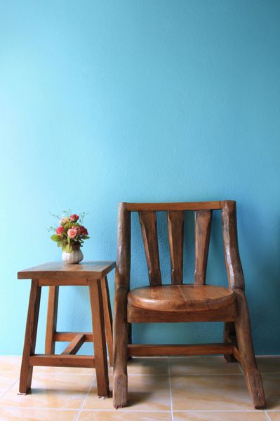طراحی داخلی صندلی چوبی روی دیوار آبی