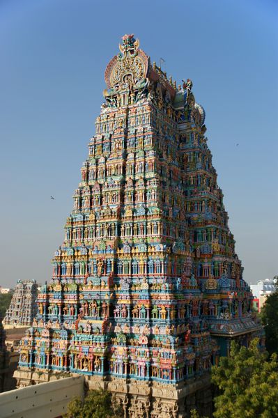 معبد هندو میناکشی در مادورای تامیل نادو جنوب هند مجسمه هایی روی گوپورا برج معبد هندو این یک معبد دوقلو است که یکی از آنها به میناکشی و دیگری به لرد ساندارسوارار اختصاص دارد