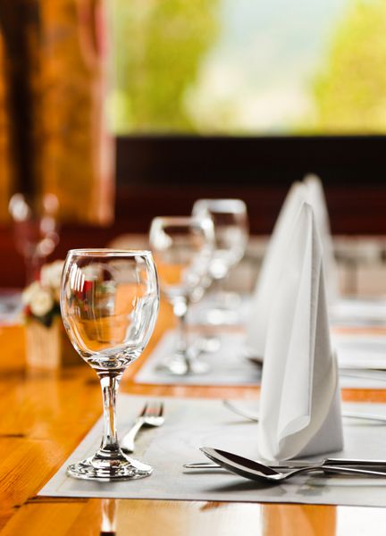 لیوان و بشقاب روی میز در رستوران - پس زمینه غذا