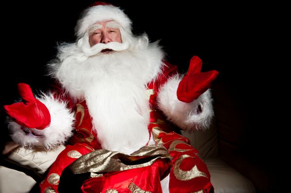 بابانوئل با یک گونی در اتاق تاریک شب نشسته است
