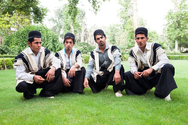 مردان ایرانی با لباس سنتی در حال ژست گرفتن در پارک تهران ایران