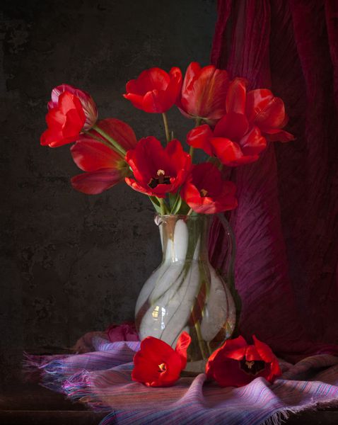 لاله های قرمز در گلدان