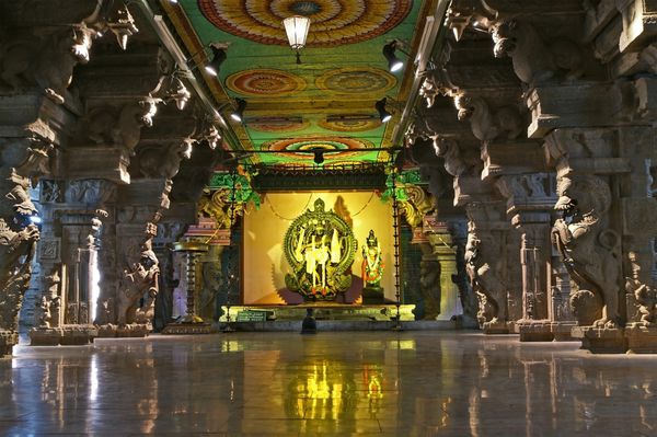 داخل معبد هندو میناکشی در مادورای تامیل نادو جنوب هند تالار مذهبی هزاران ستون