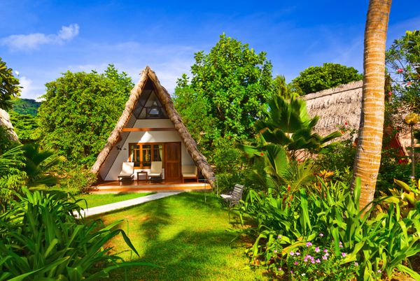 خانه ییلاقی در هتل در ساحل استوایی - پس زمینه تعطیلات