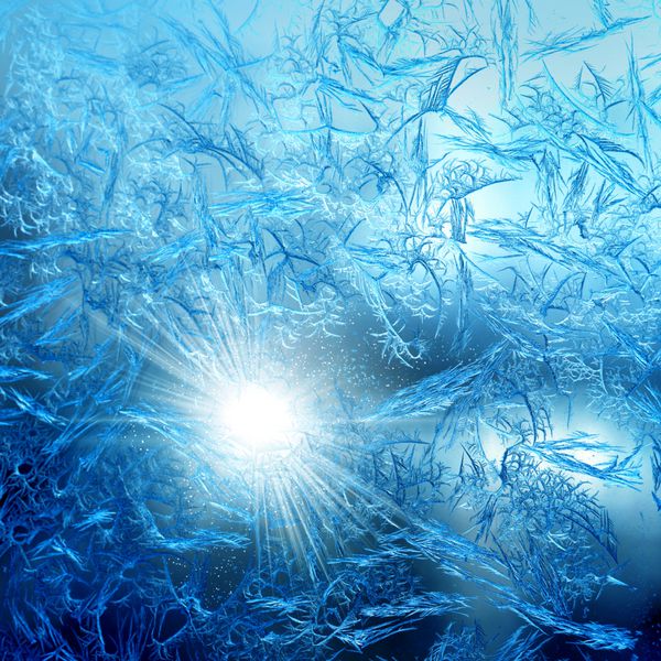 الگوی طبیعی یخ زده در شیشه پنجره زمستانی