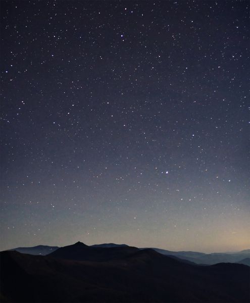شب ستاره شگفت انگیز و چشم انداز کوه های ابری