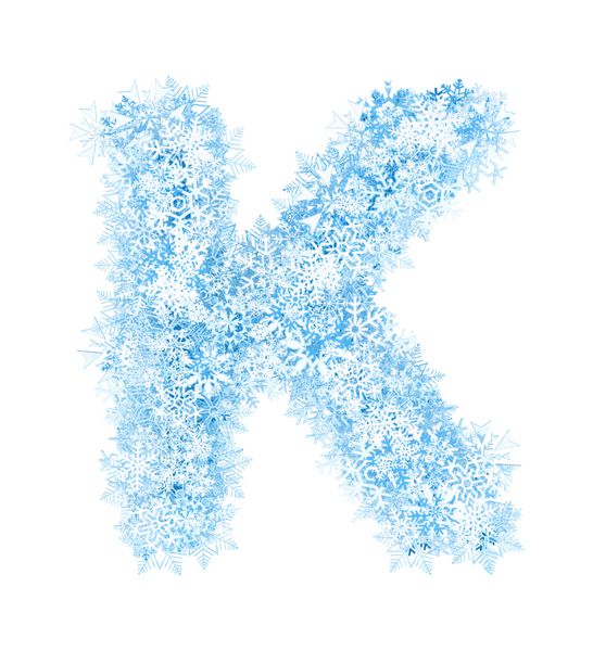 حرف K الفبای دانه های برف آبی یخ زده در پس زمینه سفید