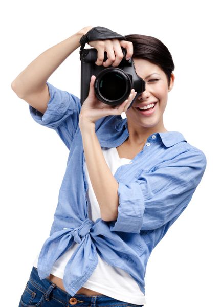 زن-عکاس تصاویری جدا شده روی پس زمینه سفید می گیرد