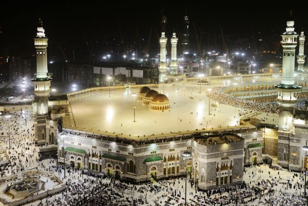 مکه - 21 ژوئیه کعبه در 21 جولای 2012 در مکه عربستان سعودی کعبه در مکه مقدس ترین و پربازدیدترین مسجد برای همه مسلمانان است