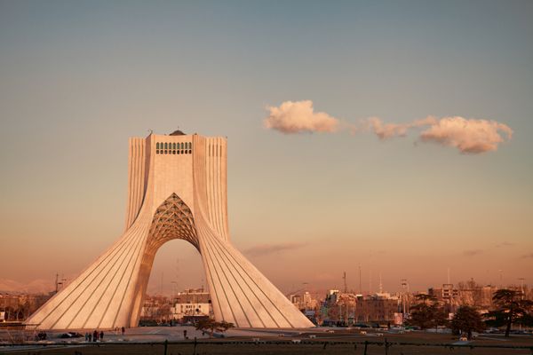 تهران - 11 فوریه بنای یادبود آزادی با رنگ‌های گرم هنگام غروب خورشید در 20 بهمن 1391 در تهران بنای یادبود آزادی مشهورترین بنای تاریخی تهران است