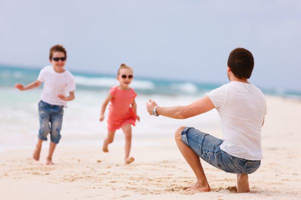 پدر و بچه ها از تعطیلات ساحلی لذت می برند