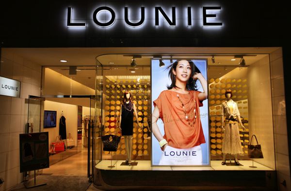 توکیو - 8 می فروشگاه Lounie در 8 می 2012 در توکیو فروشگاه Lounie Ginza سرفروشگاه این برند است این شرکت پوشاک ژاپنی 53 فروشگاه در سراسر کشور دارد از سال 1981 وجود دارد