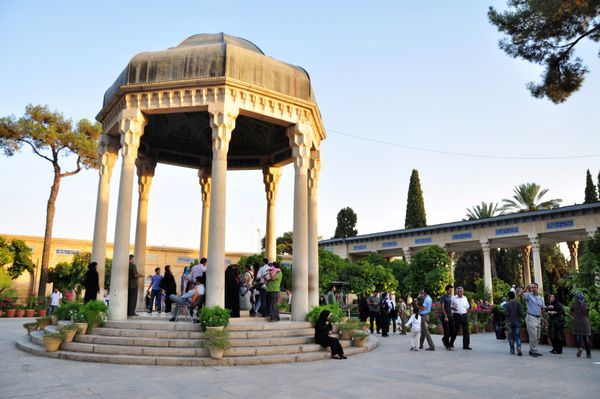 شیراز ایران - حدود آگوست 2012 مردم از مقبره شاعر حافظ در اوت 2012 در شیراز ایران بازدید می کنند حافظ مشهورترین شاعر ایران بود