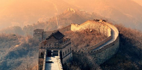 دیوار بزرگ در صبح با طلوع خورشید و آسمان رنگارنگ در پکن چین
