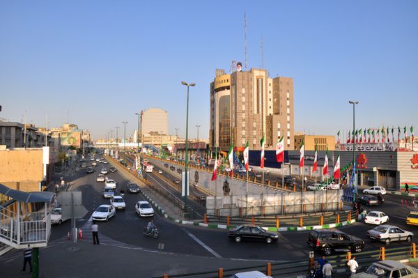 تهران ایران - حدود آگوست 2012 ترافیک در خیابانی در تهران ایران تهران پایتخت ایران با حدود 15000000 نفر جمعیت است
