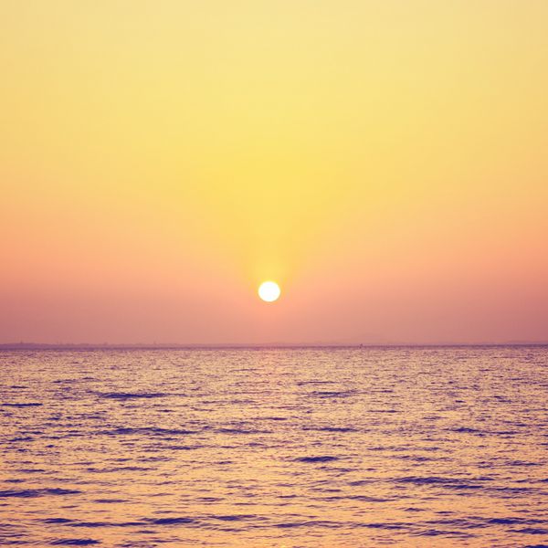 طلوع یا غروب خورشید بر فراز دریا با جلوه فیلتر رترو