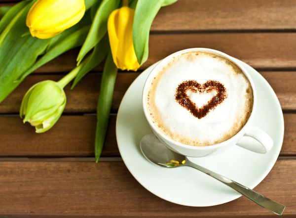 فنجان قهوه با قلب و لاله های زرد