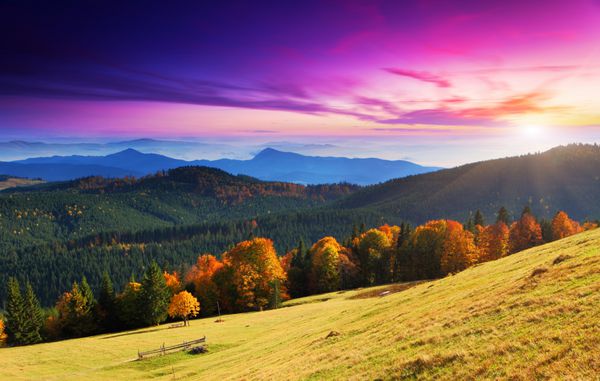 منظره کوهستانی با شکوه صبحگاهی با جنگل های رنگارنگ آسمان ابری دراماتیک کارپات اوکراین اروپا دنیای زیبایی