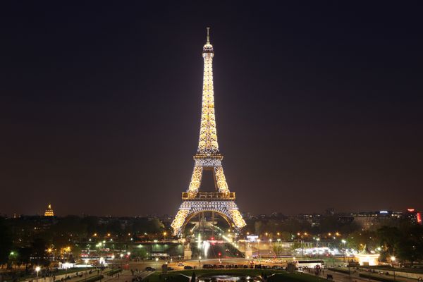 پاریس - 3 مه نمایی از پاریس و برج ایفل در 3 می 2013 در پاریس فرانسه برج ایفل با حدود 6 میلیون بازدید کننده سالانه پربازدیدترین بنای تاریخی فرانسه است