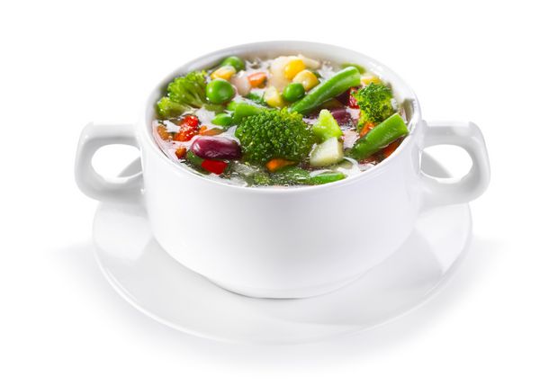 کاسه سوپ سبزیجات در پس زمینه سفید