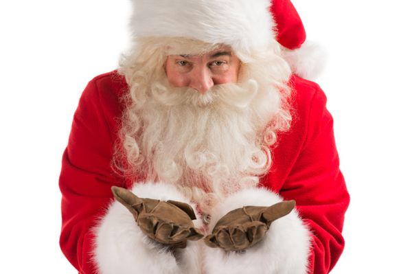 پرتره بابا نوئل در حال دمیدن و نگاه کردن به دوربین جدا شده در پس زمینه سفید