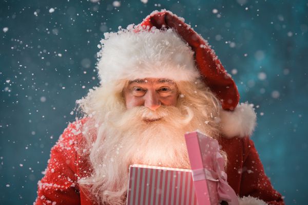بابا نوئل مبارک که هدیه کریسمس خود را در قطب شمال باز می کند