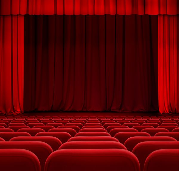 پرده یا پرده های تئاتر یا سینما با صندلی های قرمز