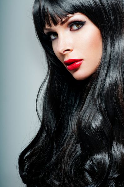 موی سیاه پرتره دختر مد موهای بلند و رژ لب قرمز