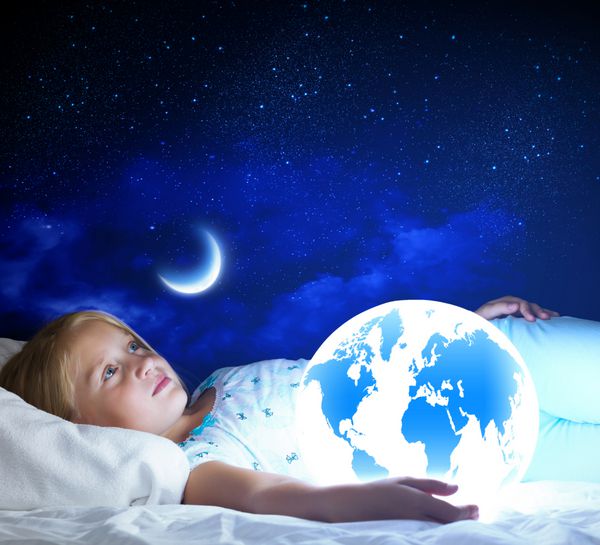 دختری در رختخواب با سیاره زمین در دست عناصر این تصویر توسط ناسا ارائه شده است